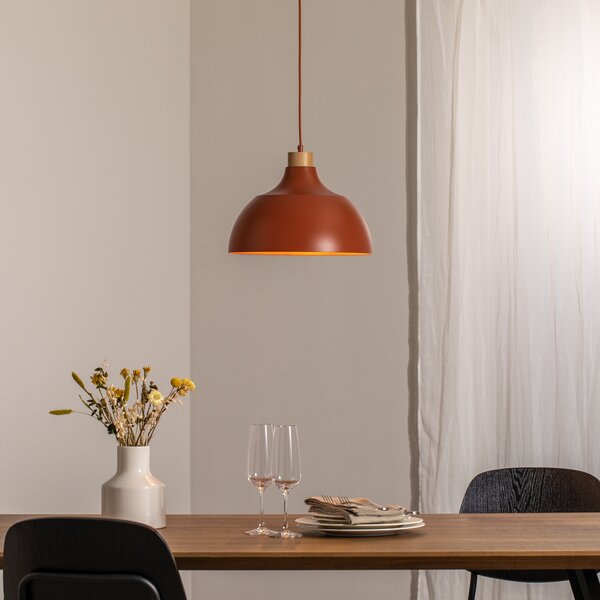 Envostar Lampa suspendată Kaitt, roșu cărămiziu, Ø 34 cm, detaliu din lemn, reglabil, Roșu, Camera de zi / sufragerie, Metal, Scandinavă