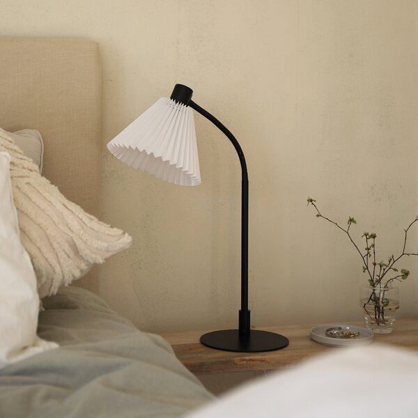 Markslöjd Lampă de masă Mira, alb/negru, fier/fabric, înălțime 59 cm, Negru, Camera de zi / sufragerie, Metal, Scandinavă