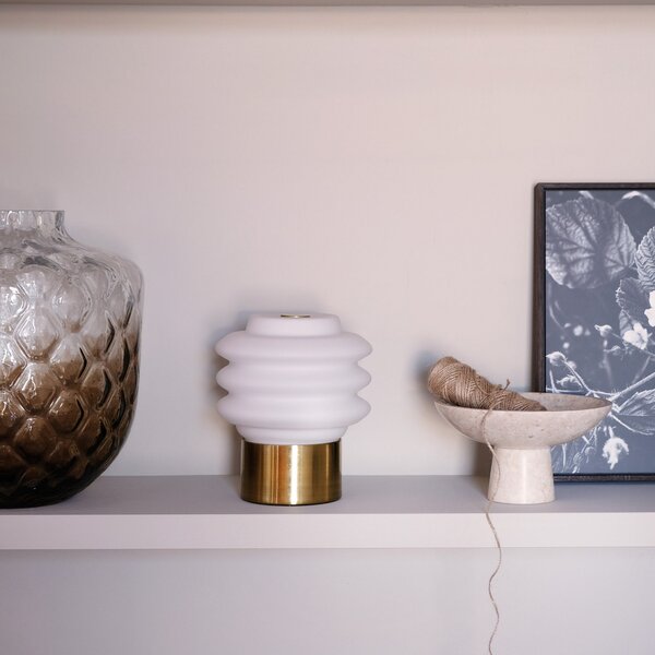 Dyberg Larsen Lampă de masă cu LED și baterie Diva, alb/culoarea alamei, reglabil, Auriu / Alamă, Camera de zi / sufragerie, Sticlă, Design