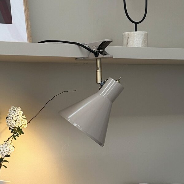 Dyberg Larsen Lampa cu clemă Sleep, maro, Ø 15 cm, oțel, Gri, Camera de zi / sufragerie, Metal, Design