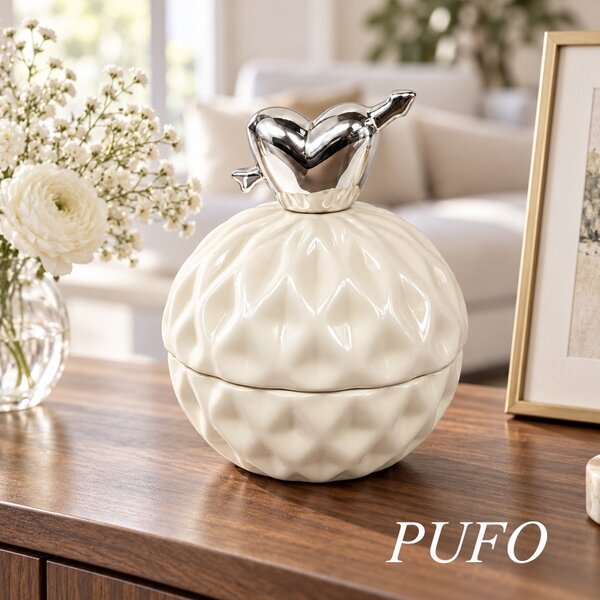 Bomboniera decorativa Pufo Love din ceramica cu capac, cutie pentru bijuterii, bomboane si accesorii, design elegant, 10.5 cm
