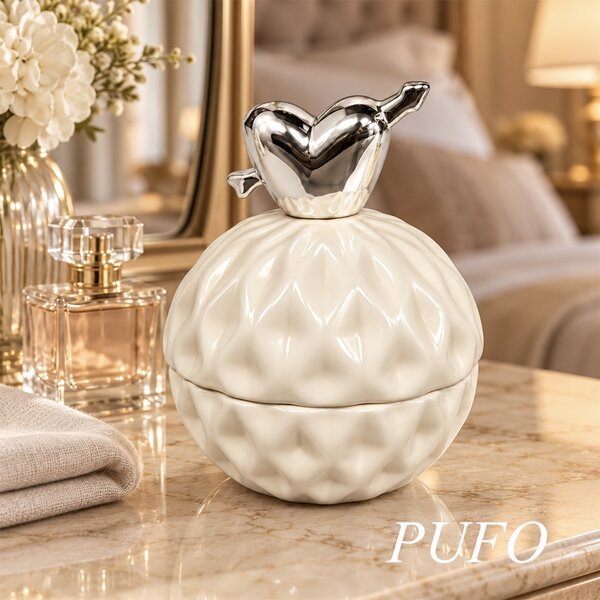 Bomboniera decorativa Pufo Love din ceramica cu capac, cutie pentru bijuterii, bomboane si accesorii, design elegant, 10.5 cm