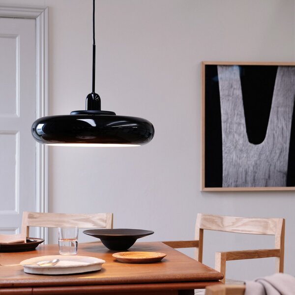 Dyberg Larsen Lampă suspendată Planet, negru, Ø 40 cm, metal, reglabil, Negru, Camera de zi / sufragerie, Metal, Design