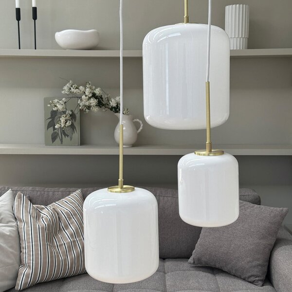 Dyberg Larsen Lampă suspendată Silvia de la Larsen, Ø 20 cm, opal/alamă, sticlă, reglabil, Alb, Camera de zi / sufragerie, Sticlă, Design