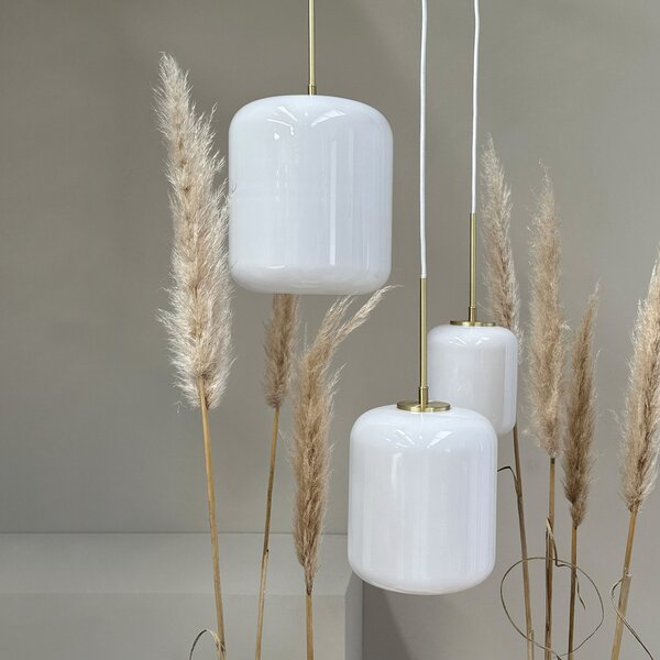 Dyberg Larsen Lampă suspendată Silvia de la Larsen, Ø 20 cm, opal/alamă, sticlă, reglabil, Alb, Camera de zi / sufragerie, Sticlă, Design