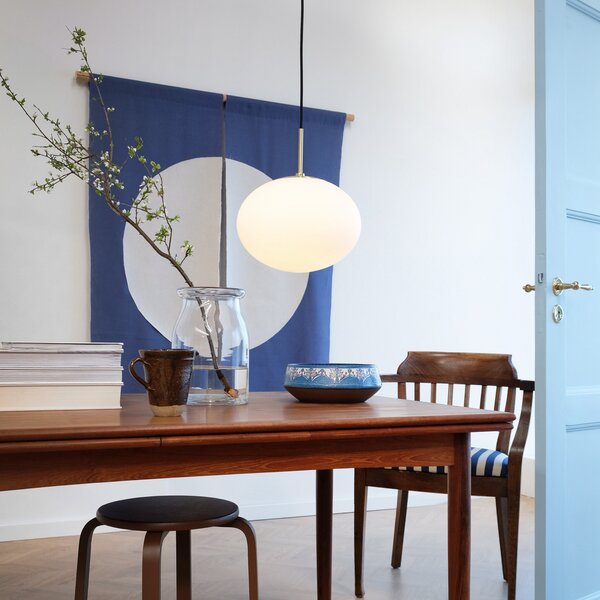 Dyberg Larsen Lampă suspendată Princess, opal/zahăr, Ø 28 cm, reglabil, Alb, Camera de zi / sufragerie, Sticlă, Design