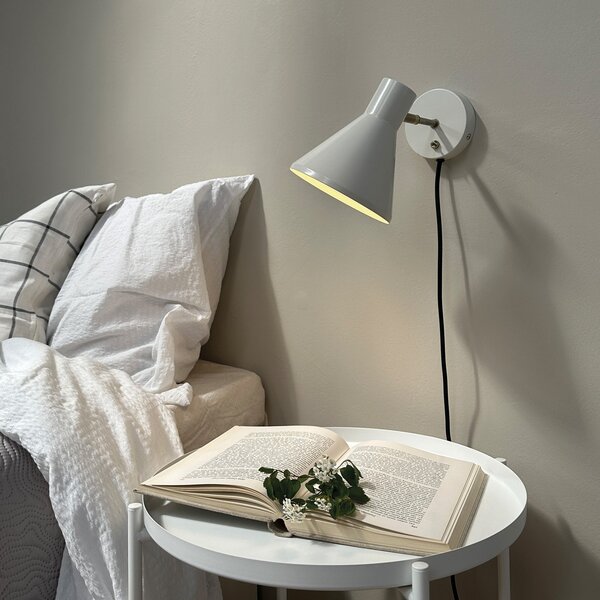 Dyberg Larsen Aplică de perete Sleep, alb chit, Ø 15 cm, oțel, Alb, Camera de zi / sufragerie, Metal, Design