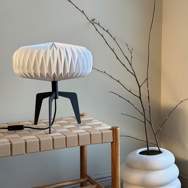 Dyberg Larsen Lampă de masă Ventnor, alb/negru, înălțime 34 cm,, Negru, Camera de zi / sufragerie, Hârtie / Carton, Design
