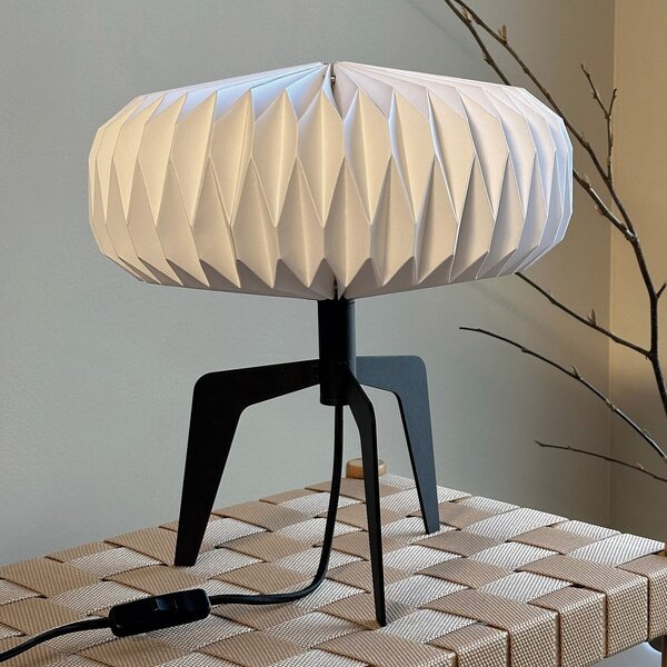 Dyberg Larsen Lampă de masă Ventnor, alb/negru, înălțime 34 cm,, Negru, Camera de zi / sufragerie, Hârtie / Carton, Design
