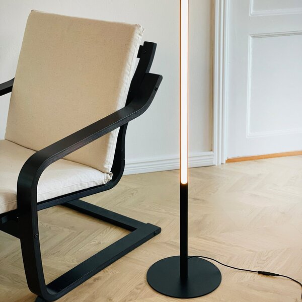 Dyberg Larsen Lampadar LED Vagner, negru, înălțime 150 cm, reglabil, Negru, Camera de zi / sufragerie, Metal, Design