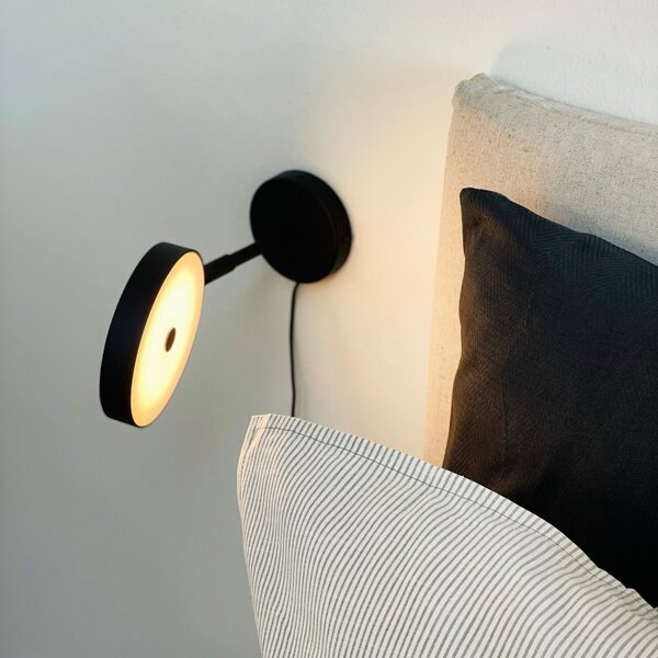 Dyberg Larsen Aplică de perete LED Starlight, negru, Ø14 cm, dimabil., reglabil, Negru, Camera de zi / sufragerie, Metal, Design