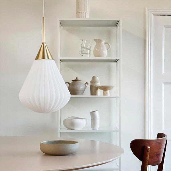 Dyberg Larsen Lampă suspendată Ballon, Ø 33 cm alb/culoare alamă, reglabil, Alb, Camera de zi / sufragerie, Sticlă, Design