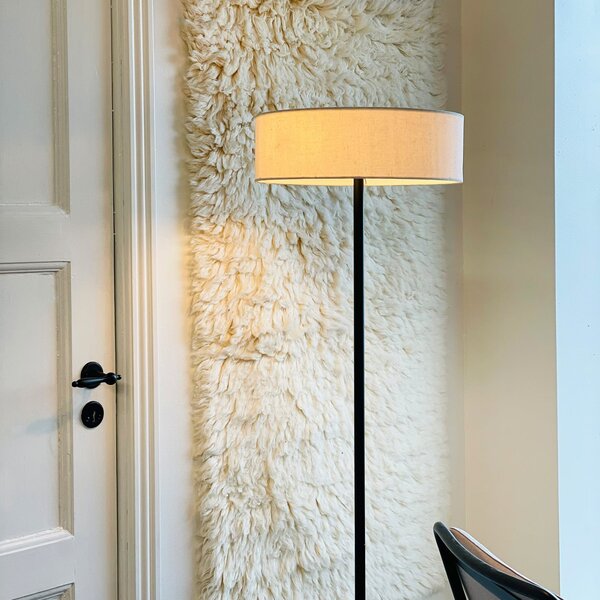 Dyberg Larsen Lampadar Calix, negru/natur, 150 cm, Negru, Camera de zi / sufragerie, Metal, Design