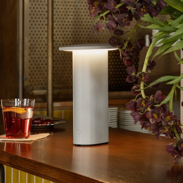 FRITZ HANSEN Lampa de masă cu baterie LED Fritz Hansen Solae, gri, aluminiu, IP44, reglabil, Gri, Camera de zi / sufragerie, Aluminiu, Modern