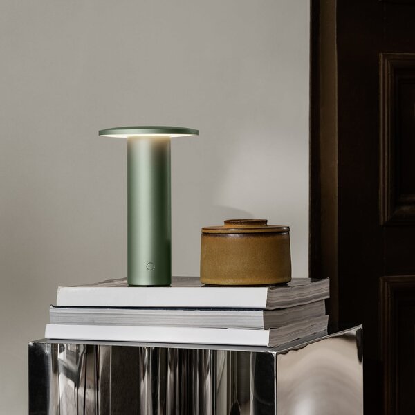 FRITZ HANSEN Lampa de masă cu baterie LED Fritz Hansen Solae, verde, aluminiu, IP44, reglabil, Verde, Camera de zi / sufragerie, Aluminiu, Modern