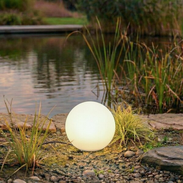 Lindby Lampa cu bilă Valyra, Ø 30 cm, IP54, țăruș pentru fixare în pământ, Alb, Plastic, Modern