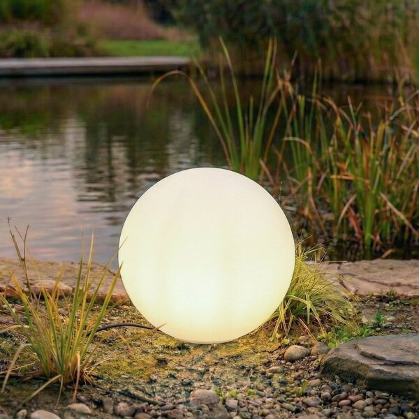 Lindby Lampa cu bilă Valyra, Ø 50 cm, IP54, Țepușă pentru fixare în pământ, Alb, Plastic, Modern