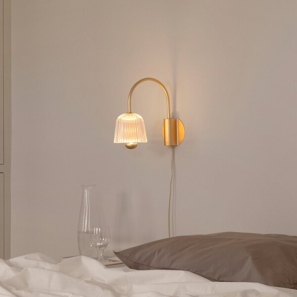 Nuura Aps LED-aplică de perete Asteea, lățime 16 cm, culoare alamă/transparent, reglabil, Auriu / Alamă, Camera de zi / sufragerie, Metal, Scandinavă