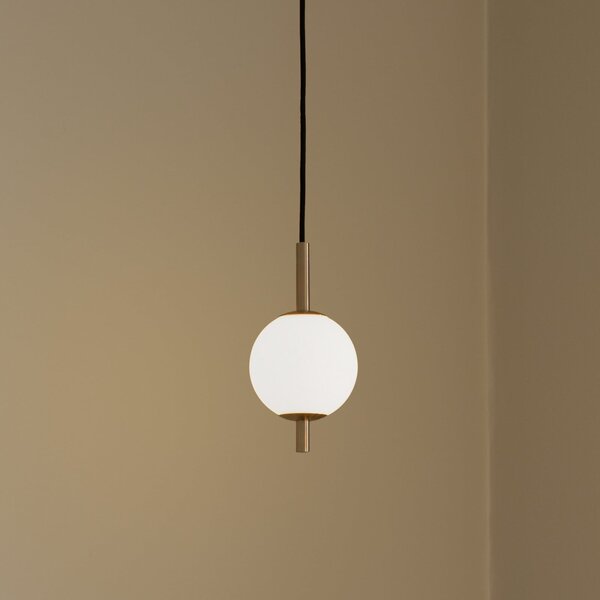 UMAGE Lampa suspendată LED Audrey, culoare alamă, 1 bec. Ø 12 cm, reglabil, Auriu / Alamă, Camera de zi / sufragerie, Metal, Design, glob