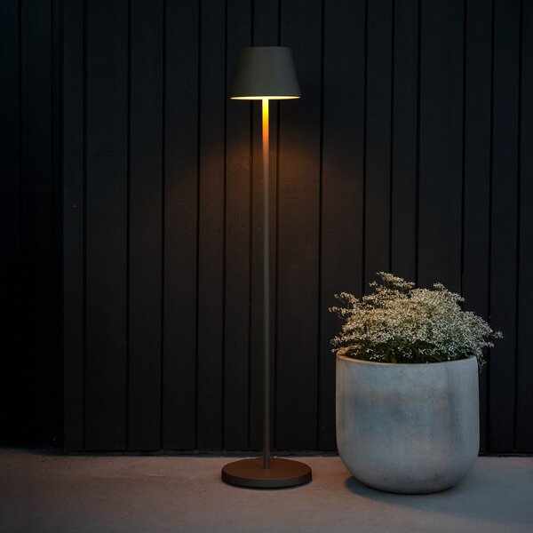Konstsmide Lampadar LED cu baterie Pomezia, negru, 124 cm, IP54, USB, reglabil, Negru, Camera de zi / sufragerie, Aluminiu, Modern