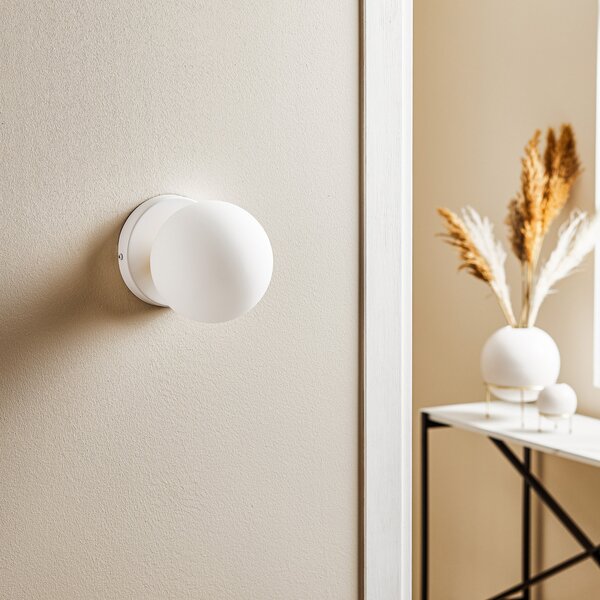 EMIBIG LIGHTING Aplică de perete Kiba alb/auriu cu abajur sferic din sticlă, reglabil, Alb, Camera de zi / sufragerie, Sticlă, Modern, glob
