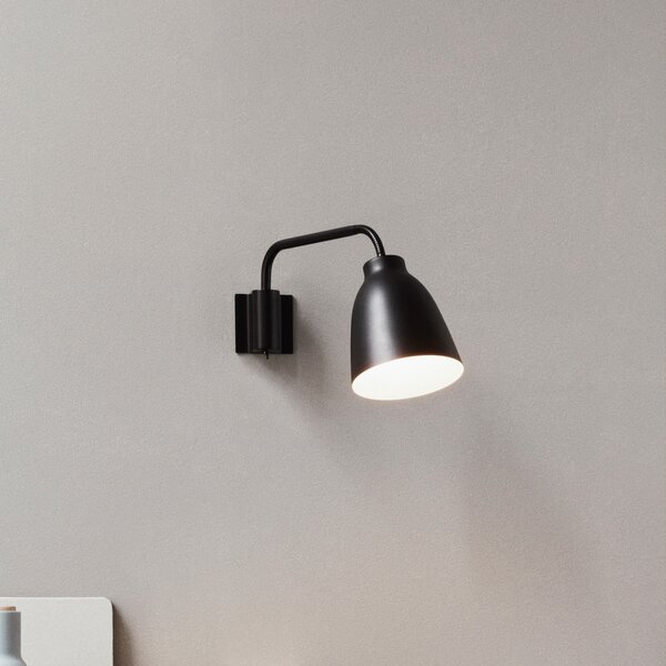 FRITZ HANSEN Caravaggio aplică de perete, negru, reglabil, Negru, Camera de zi / sufragerie, Metal, Design