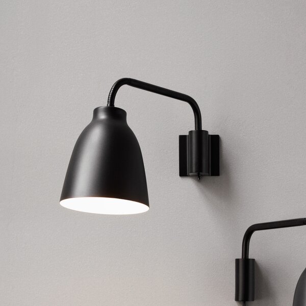 FRITZ HANSEN Caravaggio aplică de perete, negru, reglabil, Negru, Camera de zi / sufragerie, Metal, Design