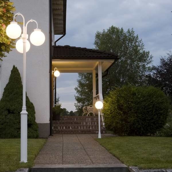 Konstsmide Lampă de trotuar Arcturus cu abajur sferic, Alb, Metal, Modern, Glob pentru exterior
