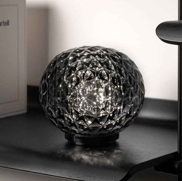 Kartell Mini Planet lampă de masă LED, gri fumuriu, Gri, Camera de zi / sufragerie, Plastic, Design