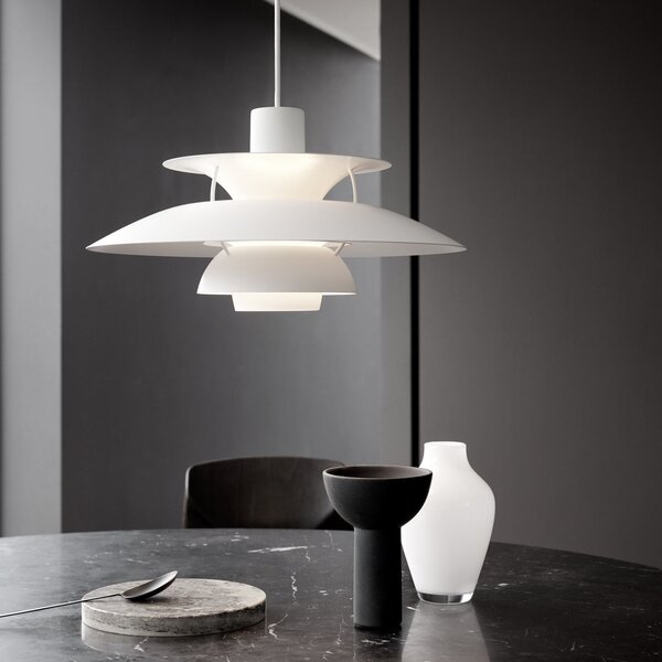 Louis Poulsen Lampă suspendată PH 5 500, alb monocrom, Ø 50 cm, reglabil, Alb, Camera de zi / sufragerie, Metal, Design