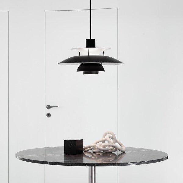 Louis Poulsen Lampă suspendată PH 5 500, monocromă, neagră, Ø 50 cm, reglabil, Negru, Camera de zi / sufragerie, Metal, Design