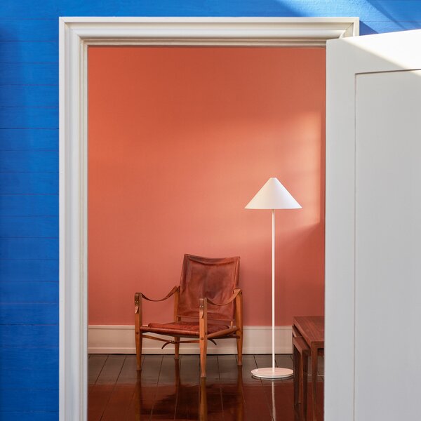 Louis Poulsen Keglen lampa podea dim-to-cald, alb, reglabil, Alb, Camera de zi / sufragerie, Metal, Design