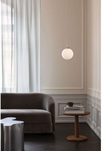 Nuura Aps Lampa suspendată Apiales 1 Large, Ø 20 cm, alamă/opal, reglabil, Auriu / Alamă, Camera de zi / sufragerie, Sticlă, Design