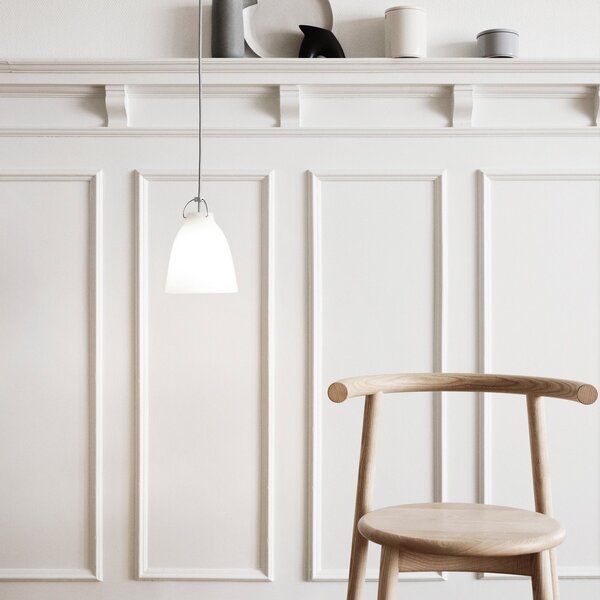 Lustră Pendul FRITZ HANSEN, Caravaggio P1, reglabil, Alb, Camera de zi, Sticlă, Design
