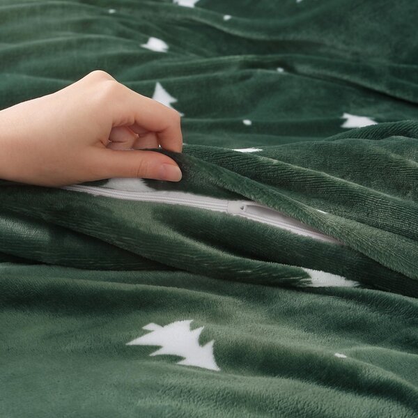 Goldea lenjerie de pat de crăciun din micropluș deluxe - brăduți albi pe verde închis 140 x 200 și 70 x 90 cm