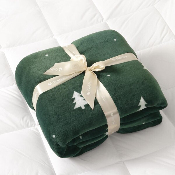 Goldea lenjerie de pat de crăciun din micropluș deluxe - brăduți albi pe verde închis 140 x 200 și 70 x 90 cm