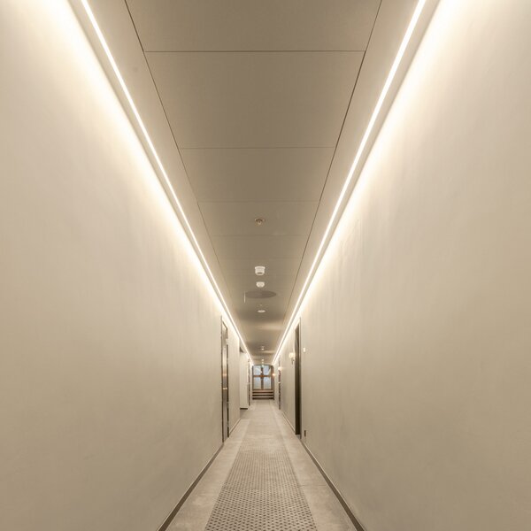 The Light Group Banda LED SLC Ultra Long iCC IP20 30m 240W 2,700K, reglabil, Alb, Camera de zi / sufragerie, Plastic, Modern