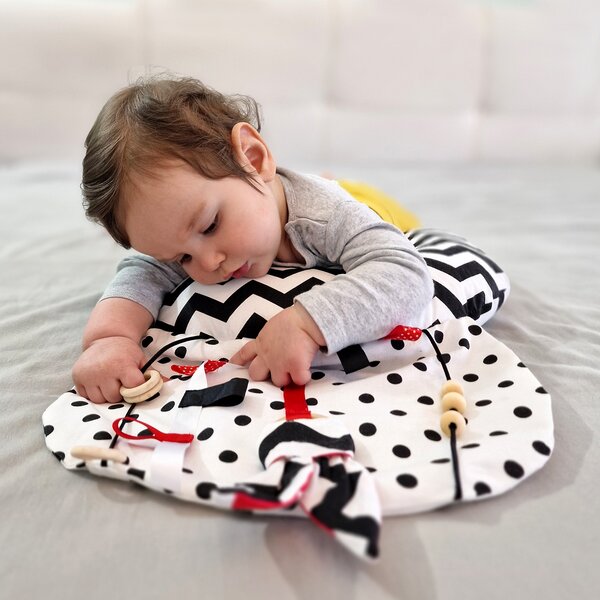 Perna Tummy Time senzoriala pentru bebelusi Kidizi, contrast alb-negru-rosu, dezvoltare motorie, stimulare vizuala si coordonare mana-ochi, 0+ luni