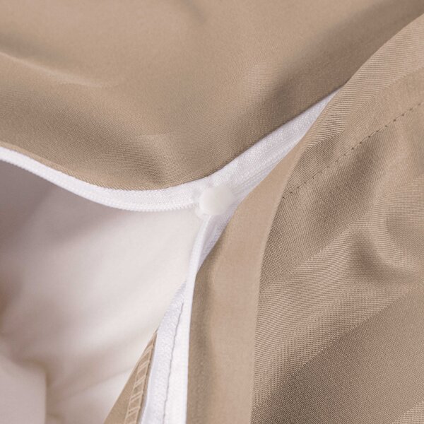 Lenjerie de pat hoteliera din microfibra JASMINE bej - dunga 2 cm Dimensiunile lenjeriei: 70 x 90 cm | 140 x 200 cm