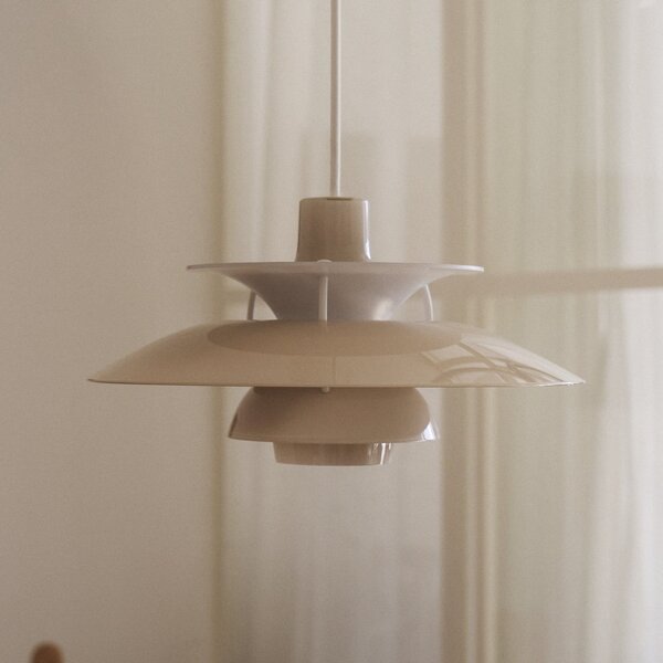 Louis Poulsen Lampă suspendată PH 5 320, bej opal, E14, reglabil, Bej, Camera de zi / sufragerie, Plastic, Design