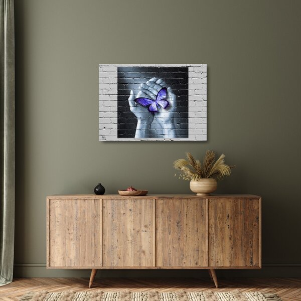 Tablou pe sticlă - Fluture violet pe perete (70x50 cm)