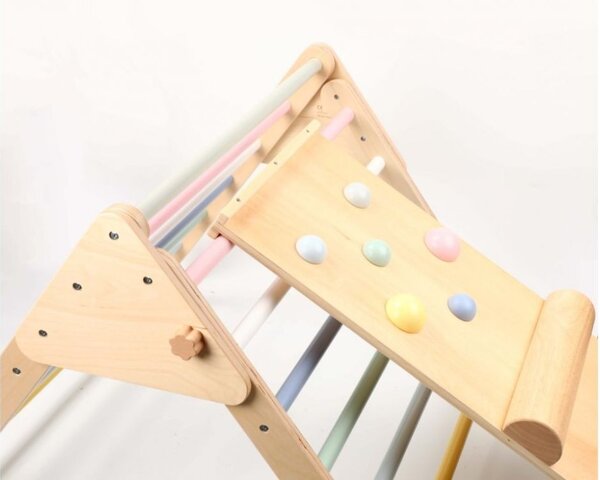 Triunghi Pikler din lemn MONTY, 59 cm, cu placă Montessori, multicolor ELIS design