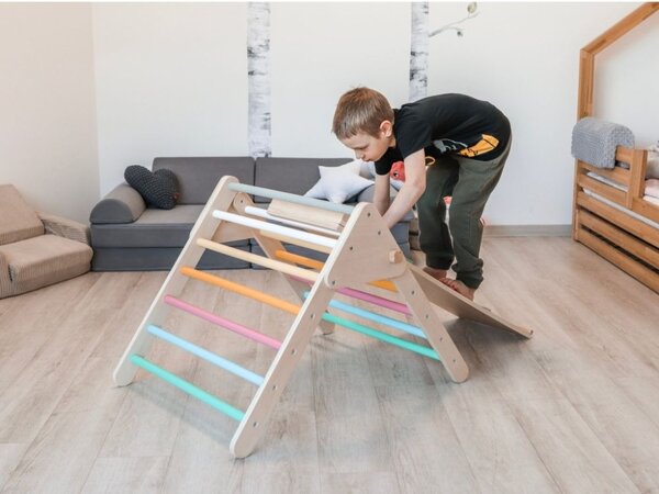 Triunghi Pikler din lemn MONTY, 59 cm, cu placă Montessori, multicolor ELIS design