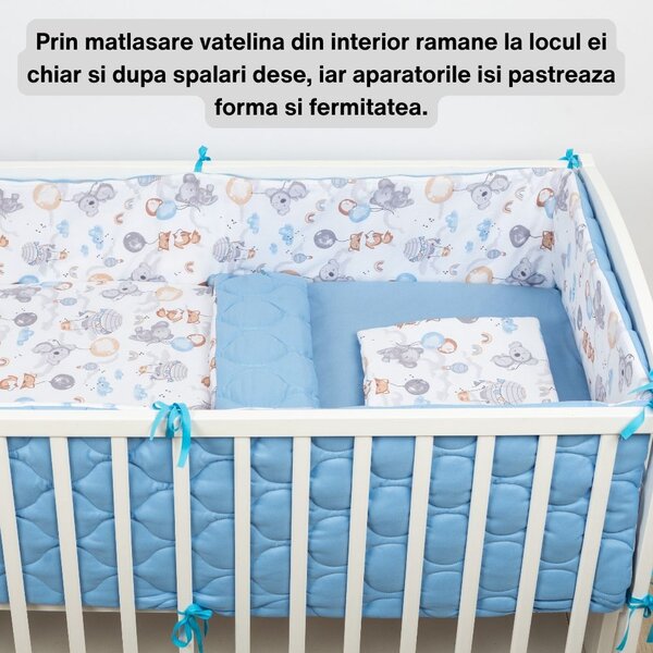 Set lenjerie patut 120x60 cm 5 piese Kidizi Tiny Adventures, model matlasat, include perna, plapumioara, aparatoare si cearceaf