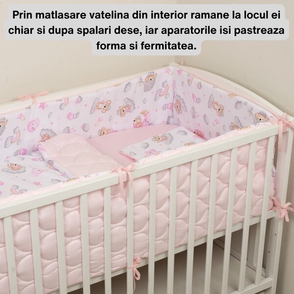 Set lenjerie patut 120x60 cm 5 piese Kidizi Koala Dreams Pink, model matlasat, include perna, plapumioara, aparatoare si cearceaf
