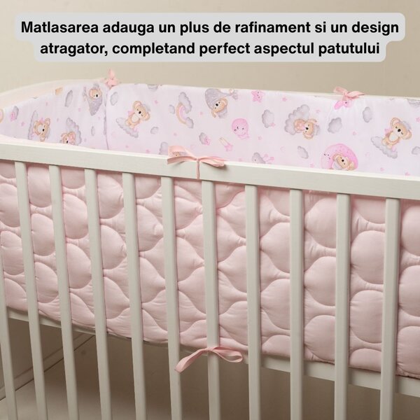 Set lenjerie patut 120x60 cm 5 piese Kidizi Koala Dreams Pink, model matlasat, include perna, plapumioara, aparatoare si cearceaf