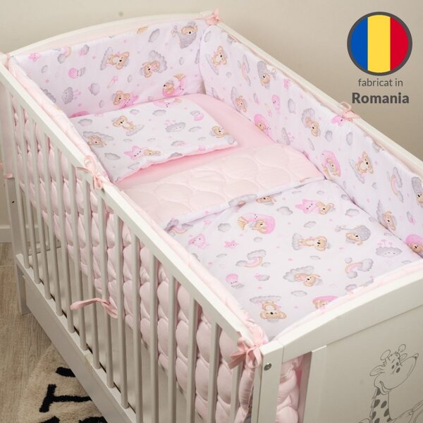 Set lenjerie patut 120x60 cm 5 piese Kidizi Koala Dreams Pink, model matlasat, include perna, plapumioara, aparatoare si cearceaf
