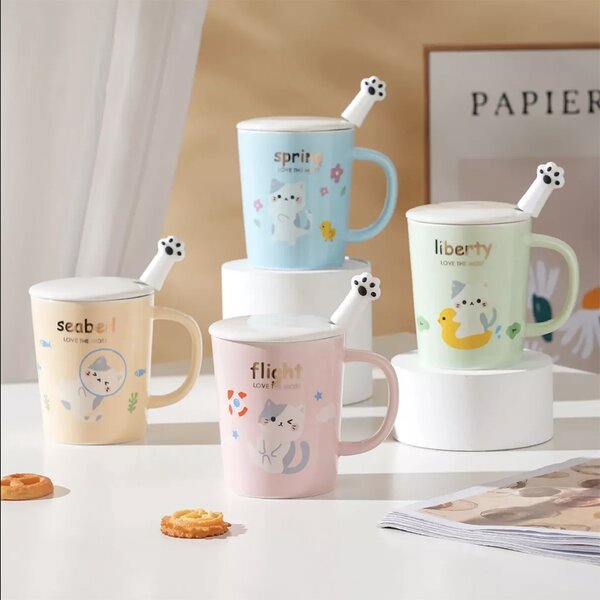 Cana cu capac din ceramica si lingurita Pufo Love Kitty pentru cafea sau ceai, 250 ml, roz