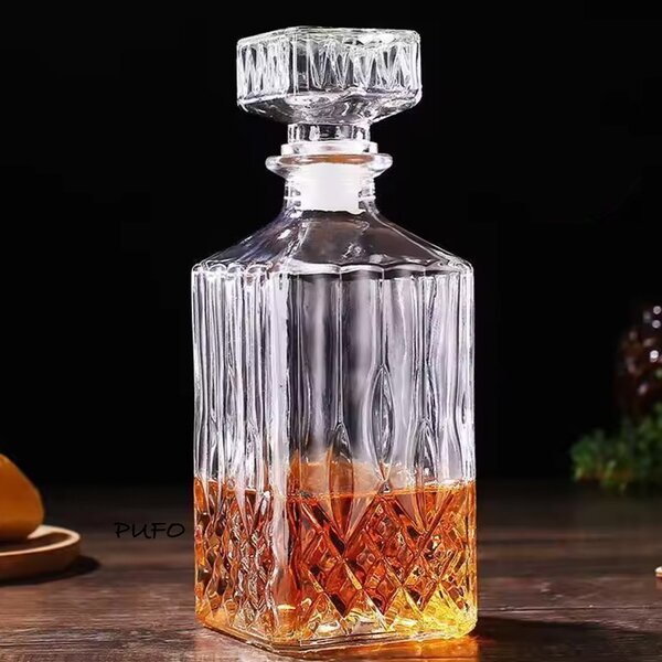 Sticla eleganta pentru bautura, lichior sau whisky, 800 ml, transparenta– rafinata si rezistenta