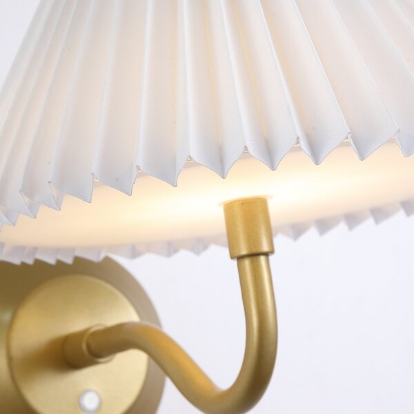 Searchlight Aplică de perete cu LED și baterie DANISH, proiecție 25 cm, metal auriu, reglabil, Auriu / Alamă, Camera de zi / sufragerie, Metal